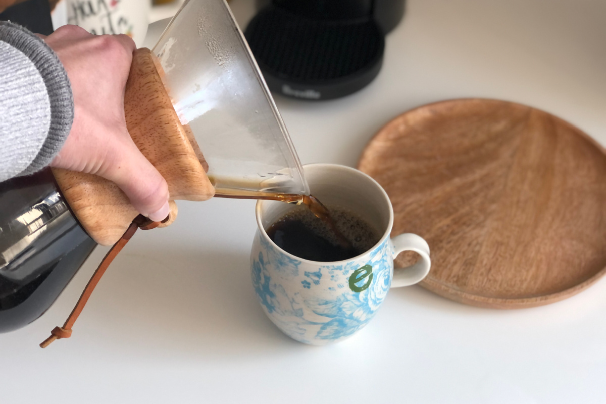 pouring coffee from chemex