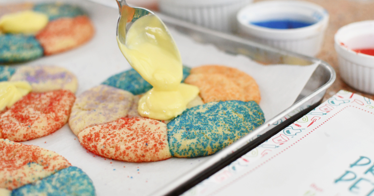 hand frosting cookie