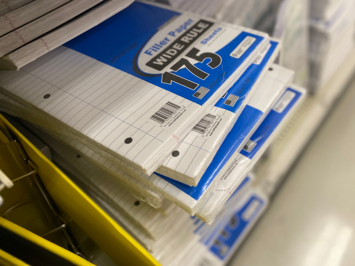 široký vládl plnicí papír na polici