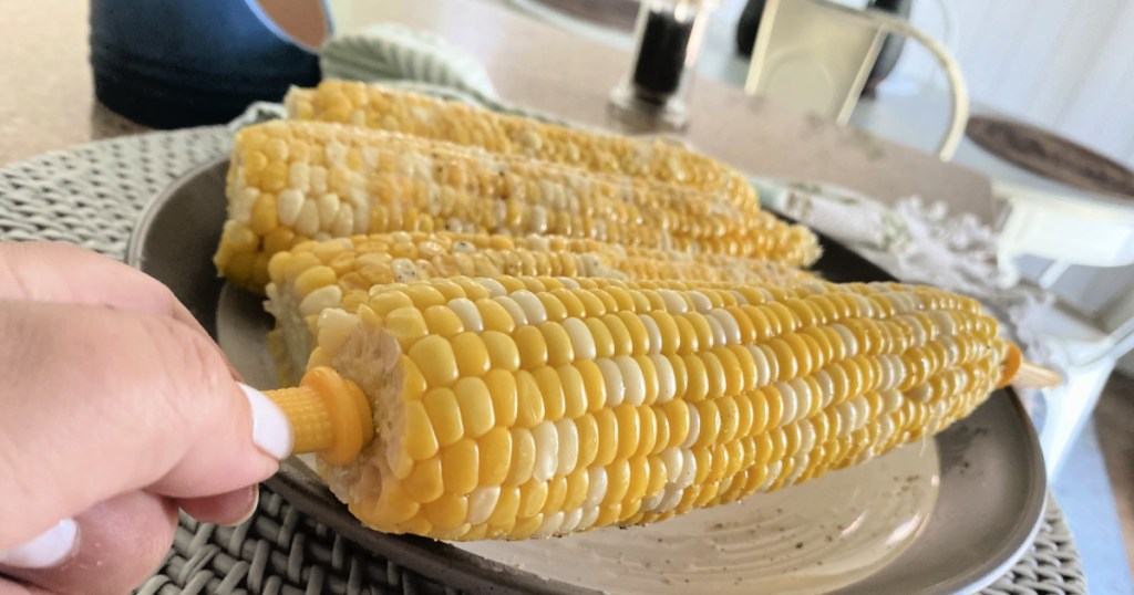 holding boiled corn on the cob