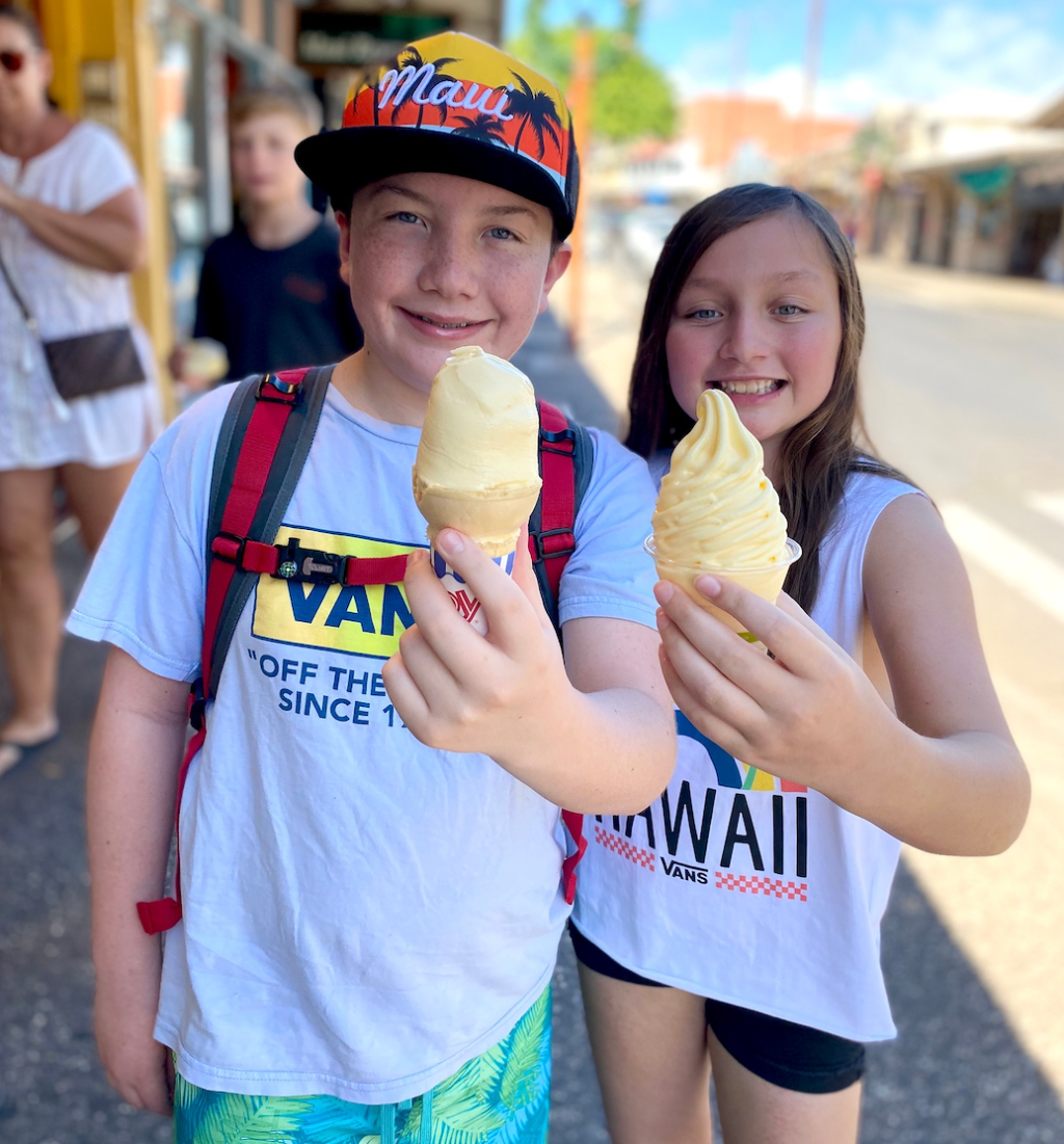 kids eating ice cream in Hawaii 
