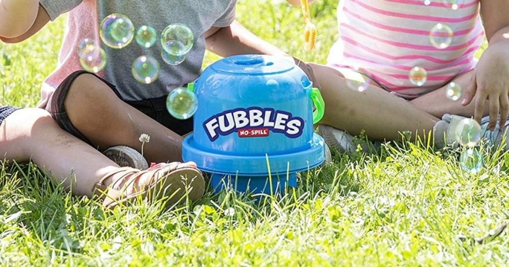 kids playing with Fubbles bubbles 