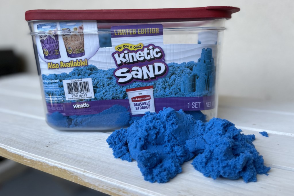 kinetic sand in rubbermaid container