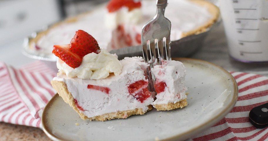 strawberry yogurt pie