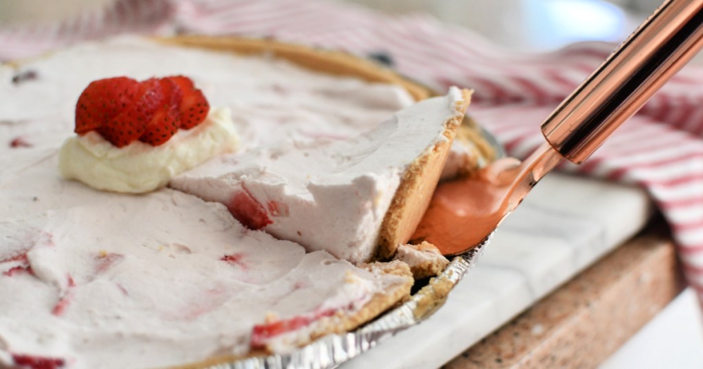 frozen yogurt pie with strawberries