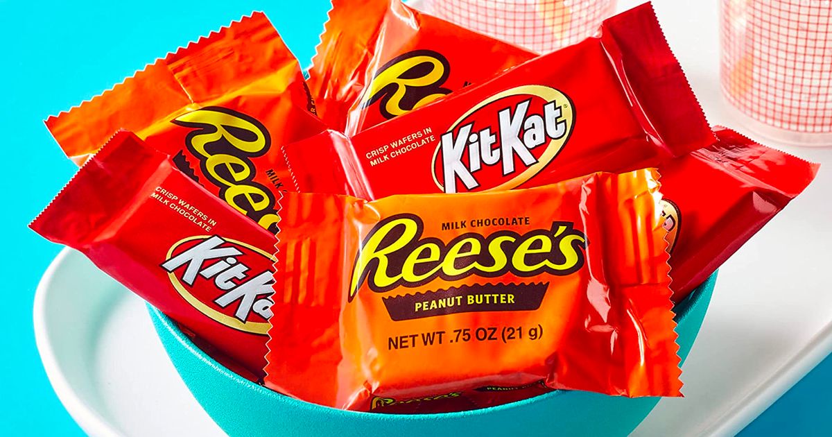 Reeses and kit kat singles in a candy bowl on a tray with drinks