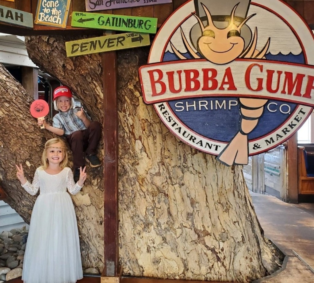 أطفال يرتدون أزياء في شركة Bubba Gump Shrimp Co