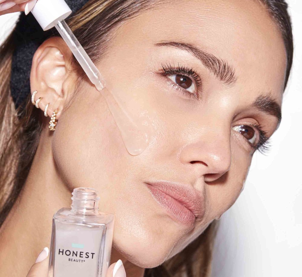 woman applying honest beauty serum