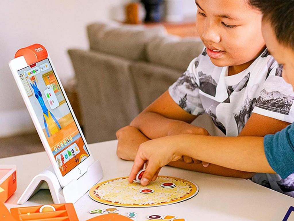 kids playing with osmo pizza co game