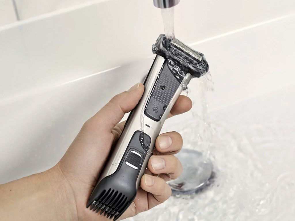 rinsing philips trimmer under water