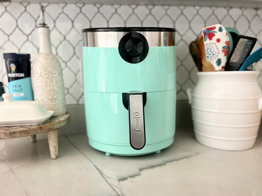 dash air fryer on the counter