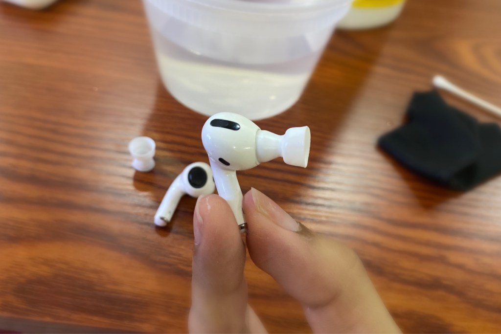 removing silicone airpod tips