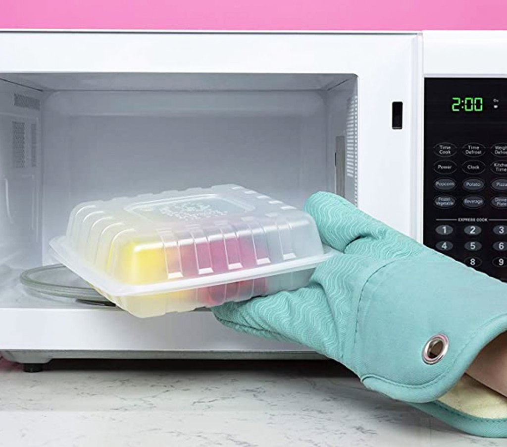 taking tie dye kit out of microwave