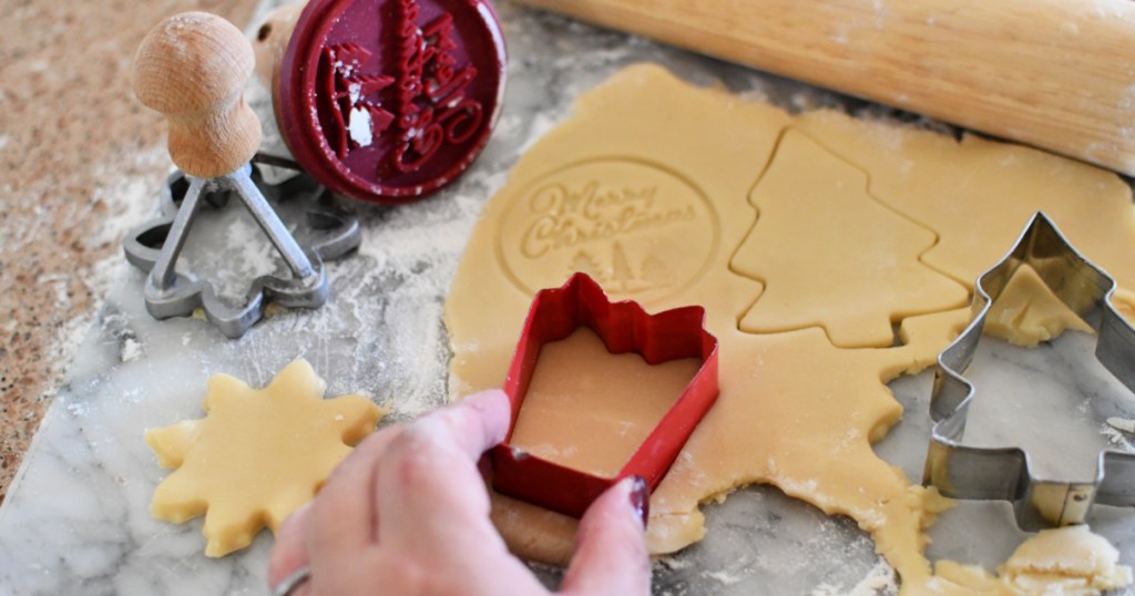 cut out sugar cookies with cookie cutters 