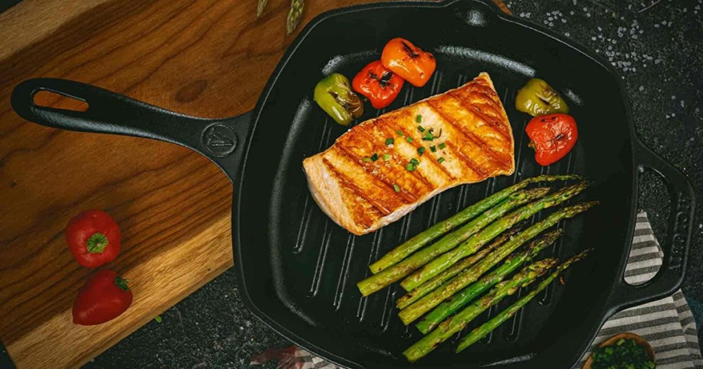 Cast iron grill pan with chicken an veggies