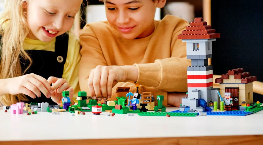 LEGO Minecraft The Crafting Box 3.0 Minecraft Castle and Farm 564-Piece Building Set