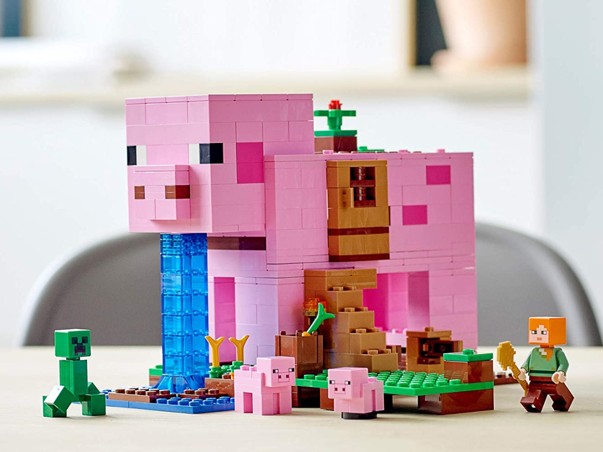 LEGO Minecraft The Pig House 490-Piece Set