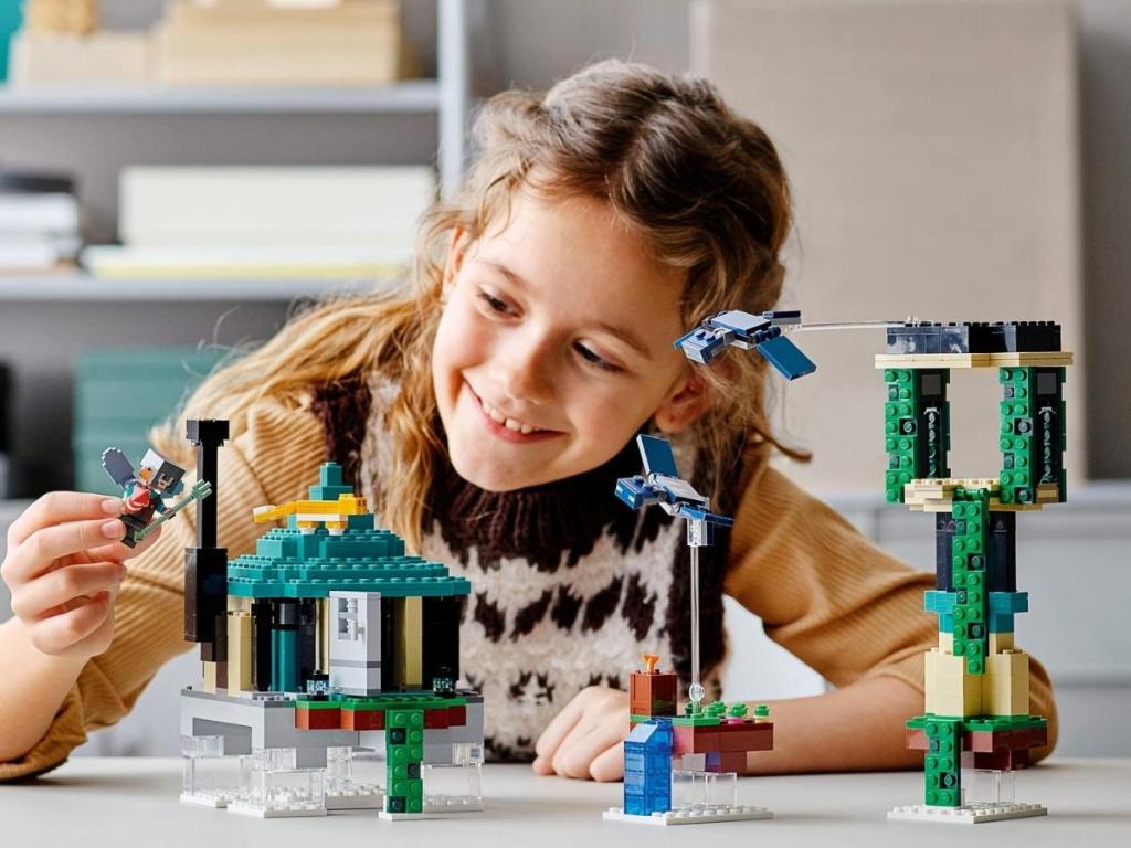 LEGO Minecraft The Sky Tower 565-Piece Set