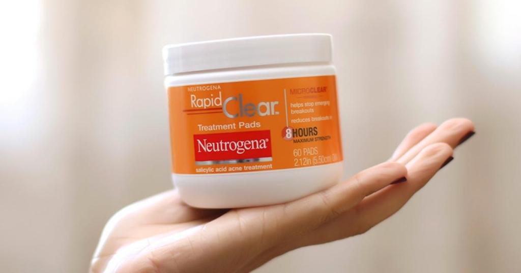 hand displaying neutrogena rapid clear acne face pads