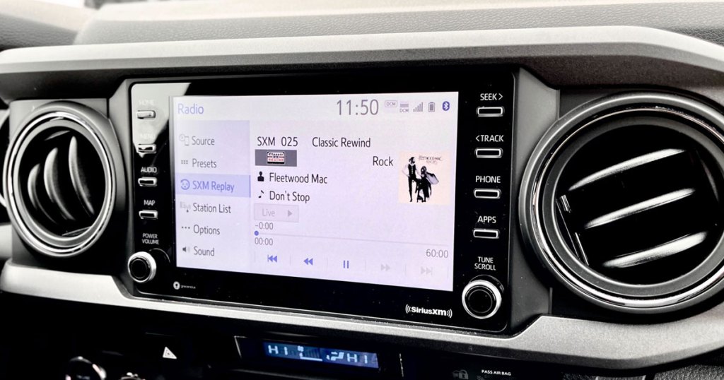 Rádio SiriusXM hraje na obrazovce palubní desky auta