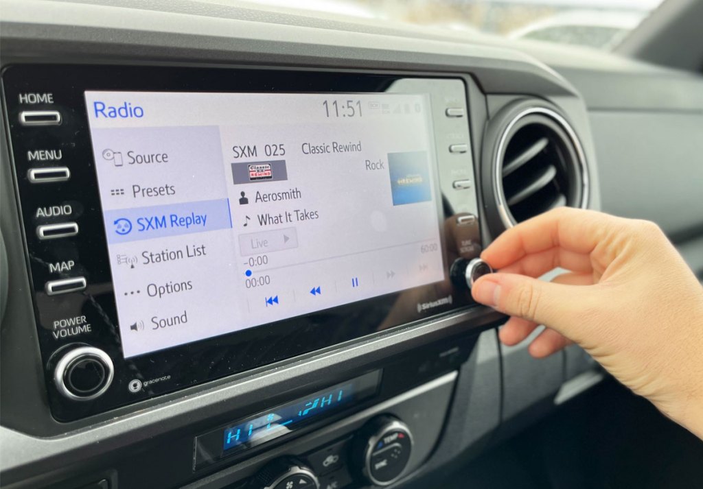تشغيل راديو SiriusXM على شاشة لوحة قيادة السيارة