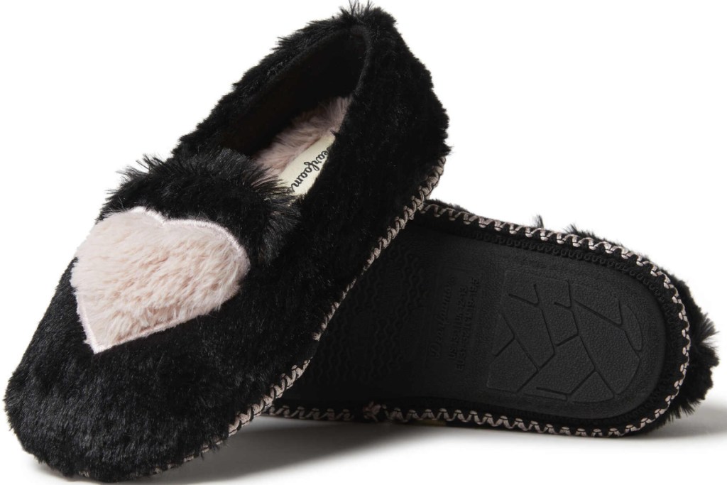 kids slippers in black with heart
