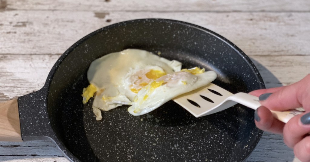 flipping fried eggs in non stick frying pan