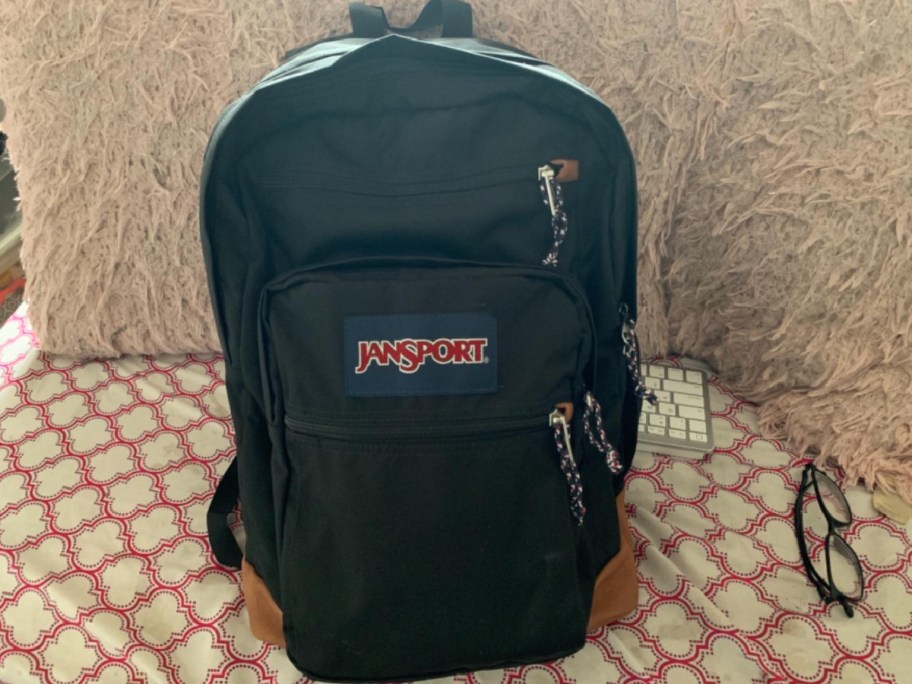 jansport-backpack أفضل 6 حقائب ظهر جامعية (جميعها تقريبًا أقل من 40 دولارًا)