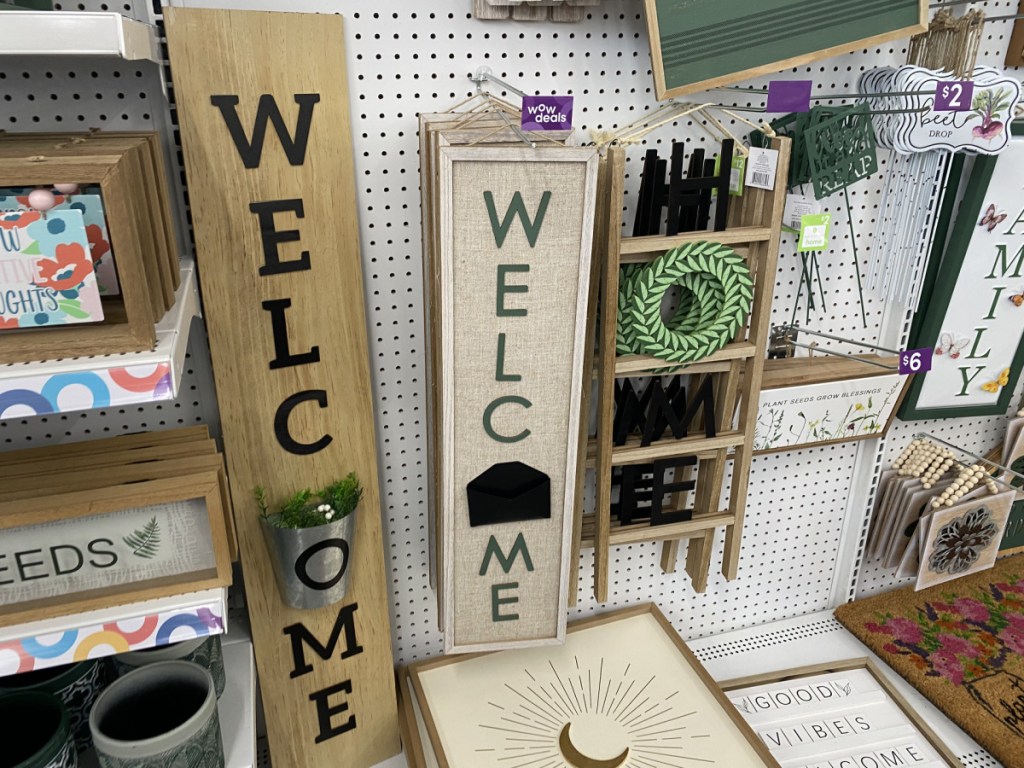 planter welcome signs