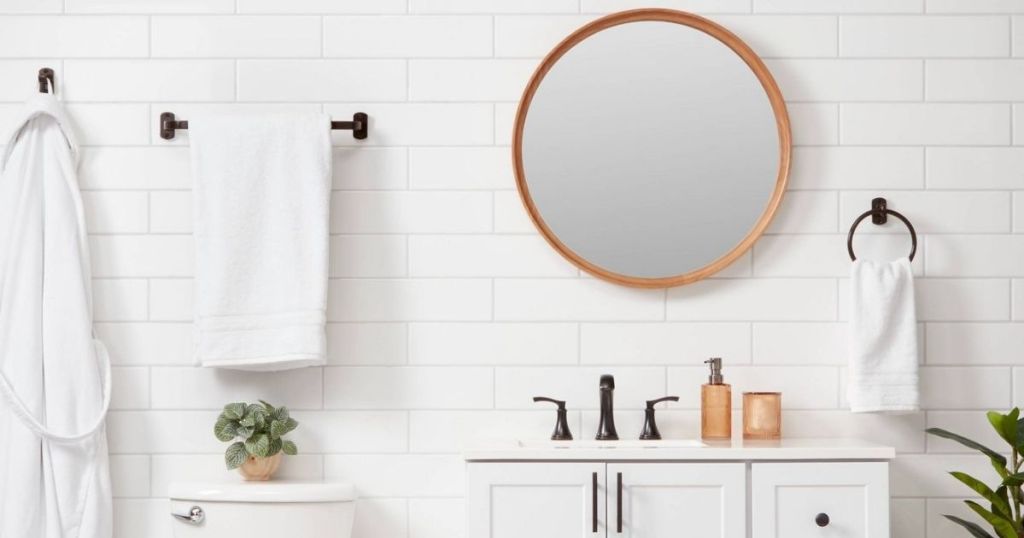 bathroom with mirrors and toweles and accessories
