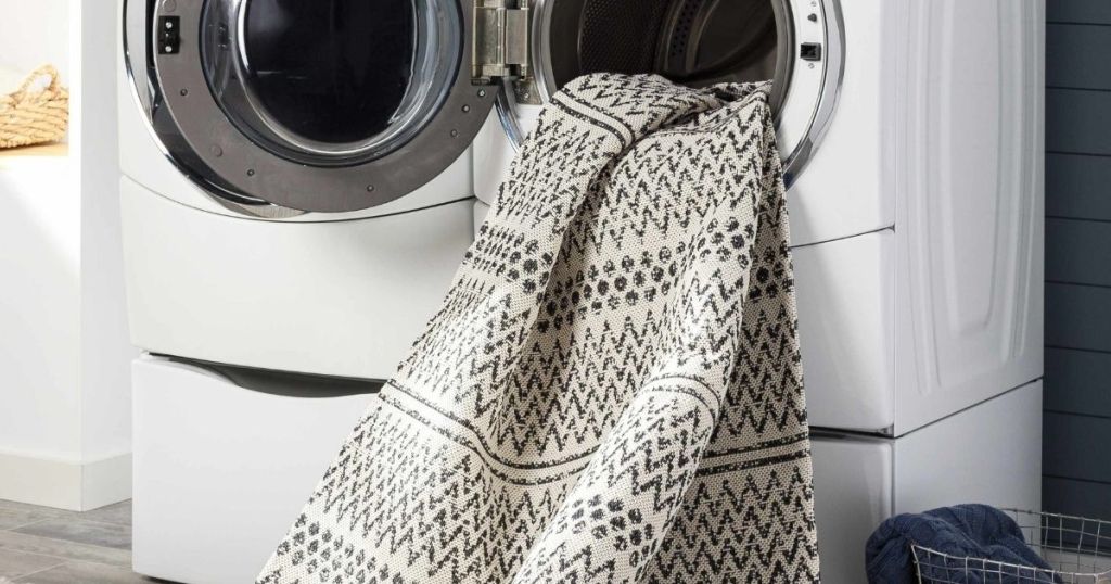 Off Machine Washable Area Rugs, Can I Put A Big Rug In The Washing Machine