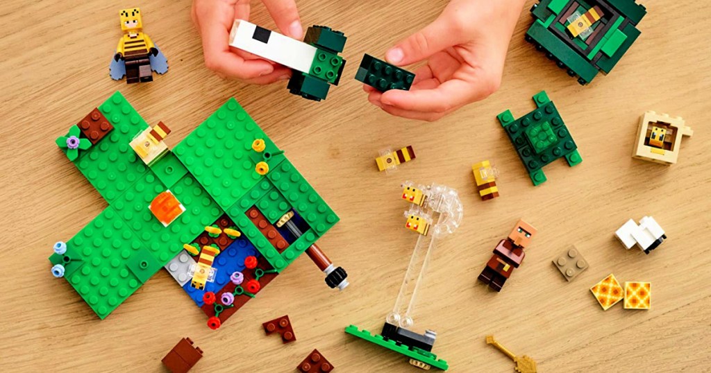 LEGO Minecraft The Bee Farm 238-Piece Set