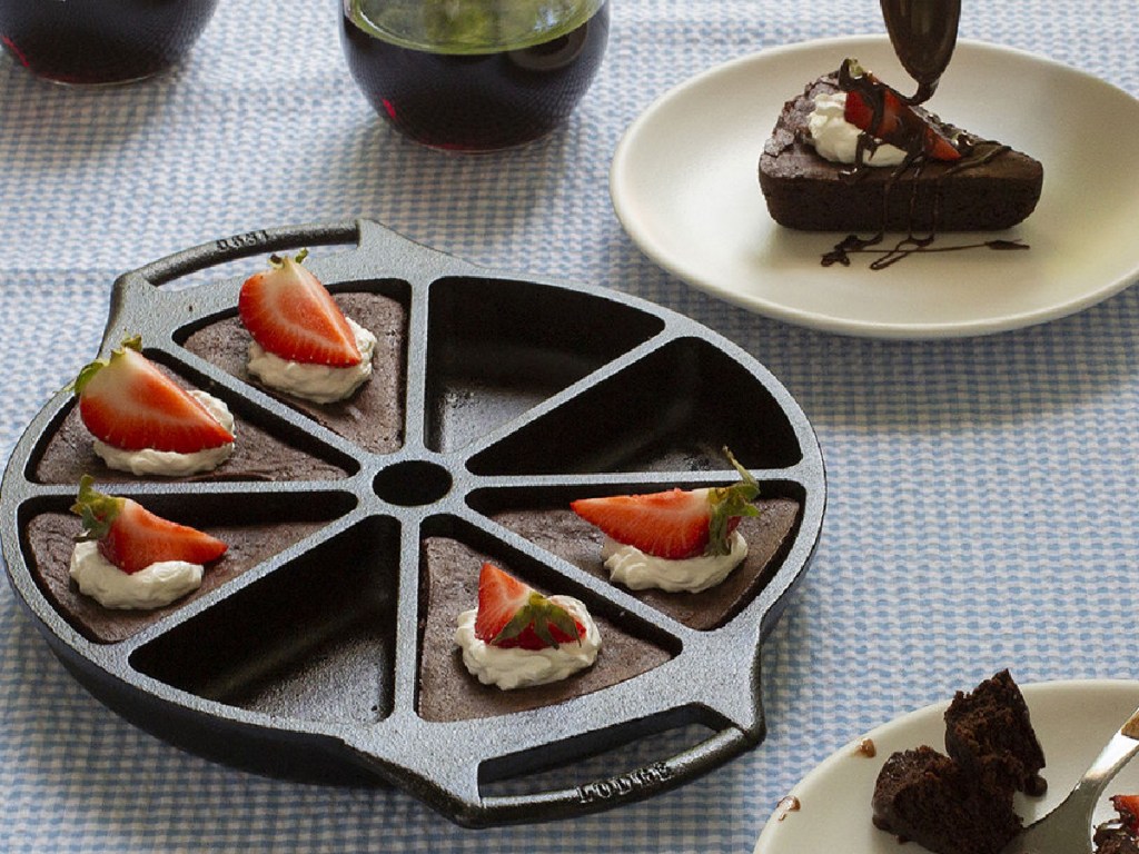 Lodge Cookware Wedge Pan Baking Dish