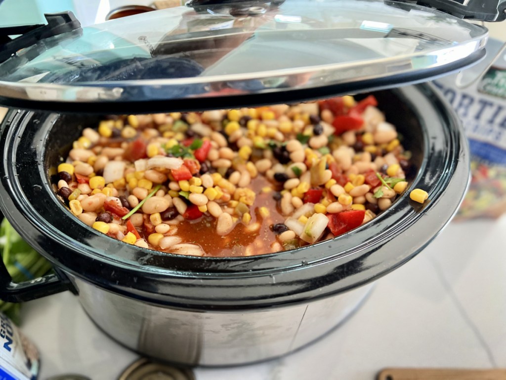 closing the slow cooker lid