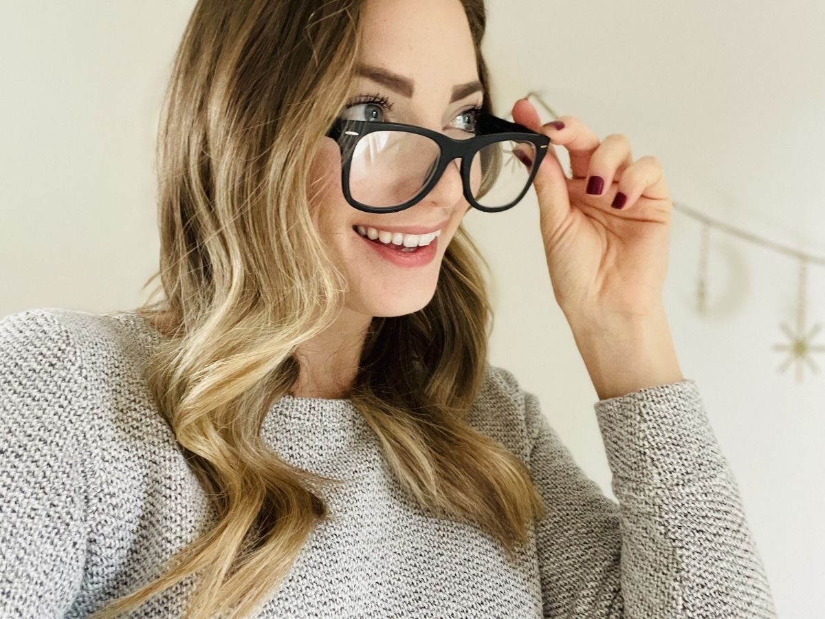 woman wearing glassesusa eyeglasses