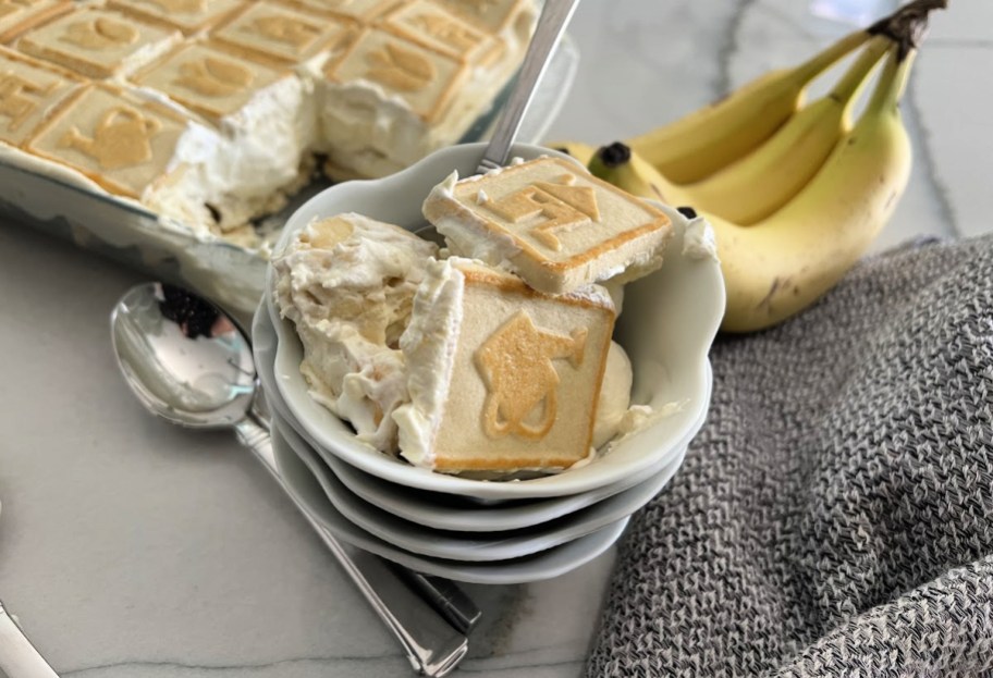 a bowl of paula deen banana pudding with chessmen cookies