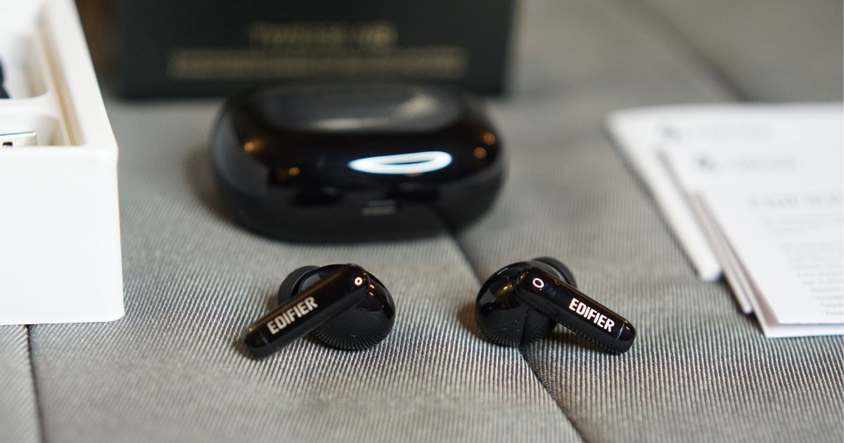 Noise Cancelling Wireless Earbuds w 