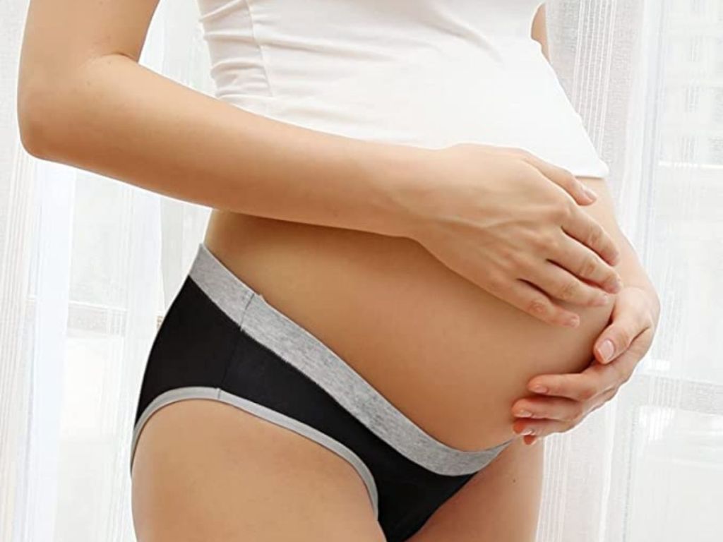 woman wearing black Innersy women's maternity underwear