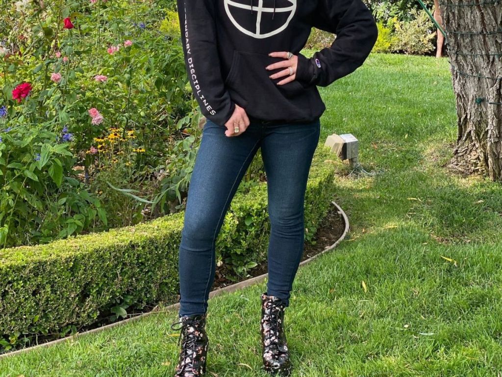 woman modeling a pair of Jessica Simpson skinny jeans with a sweatshirt