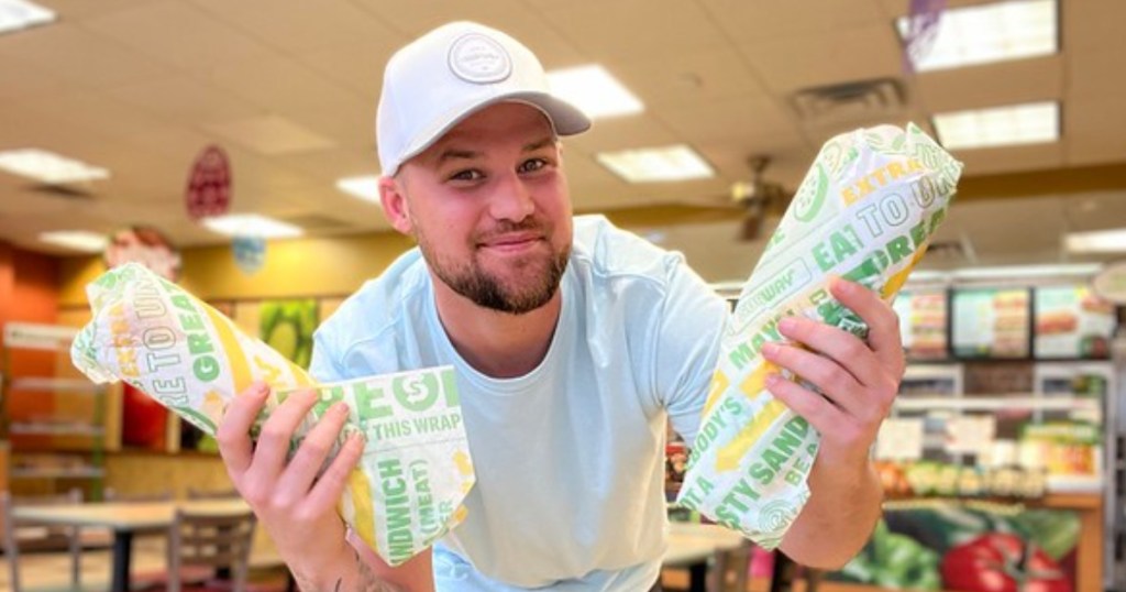 Happy-guy-holding-two-subway-footlongs وجبات رخيصة وأفضل 10 عروض غذائية للأسبوع