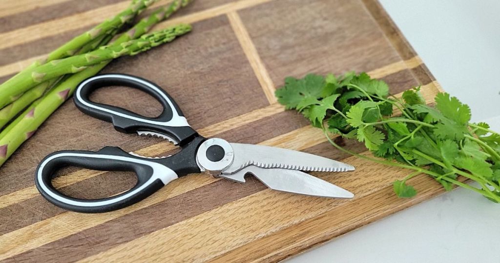 Howhio Kitchen Shears on a cutting board