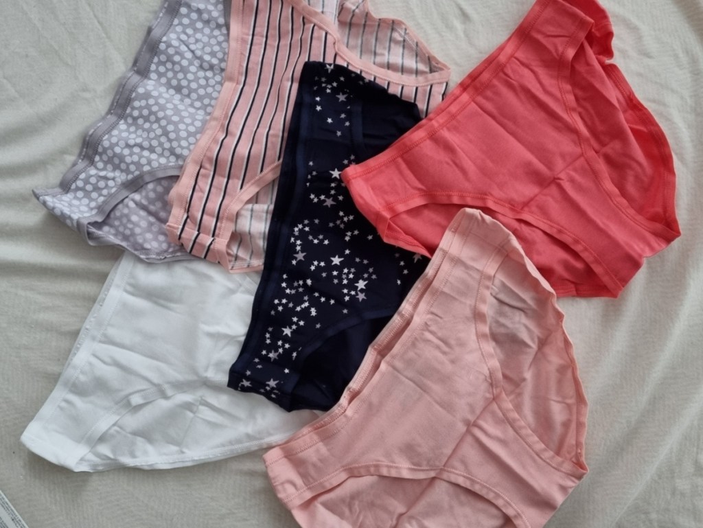 6 pairs of brief-style ladies' underwear
