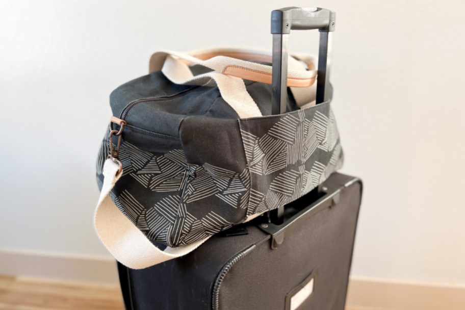 travel bag over luggage handle