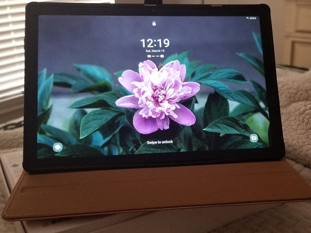 Samsung Tablet showing flower on homescreen