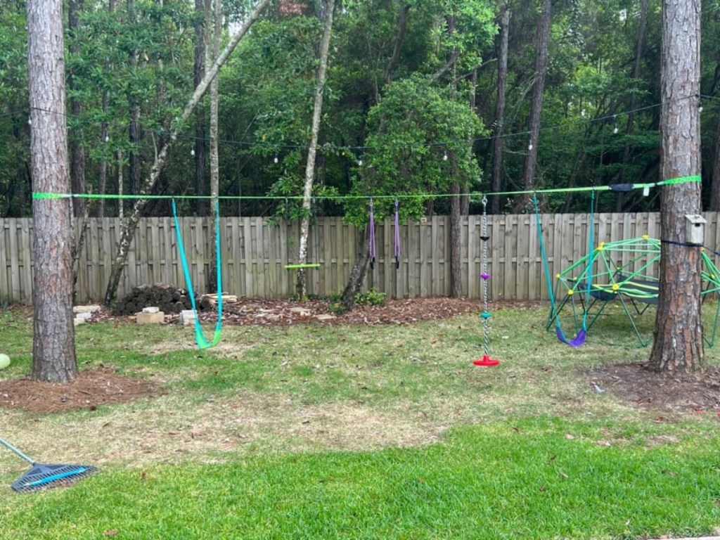 Slackline swingset in backyard