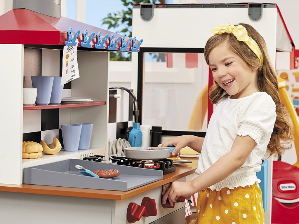 girl cooking in diner drive-thru playset