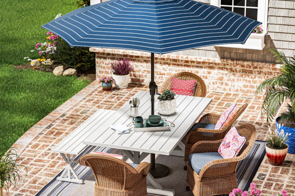 Stół ogrodowy z parasolem i krzesłami