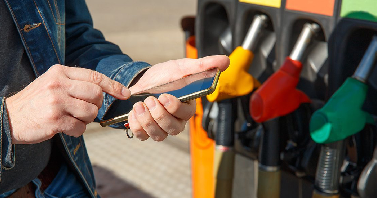 Refueling a car and paying using the application on a smartphone.