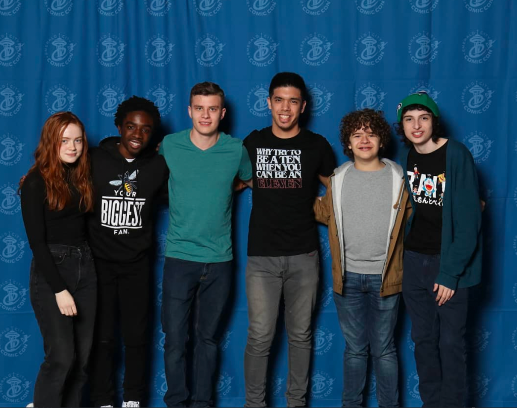 stranger things cast posing at comicon