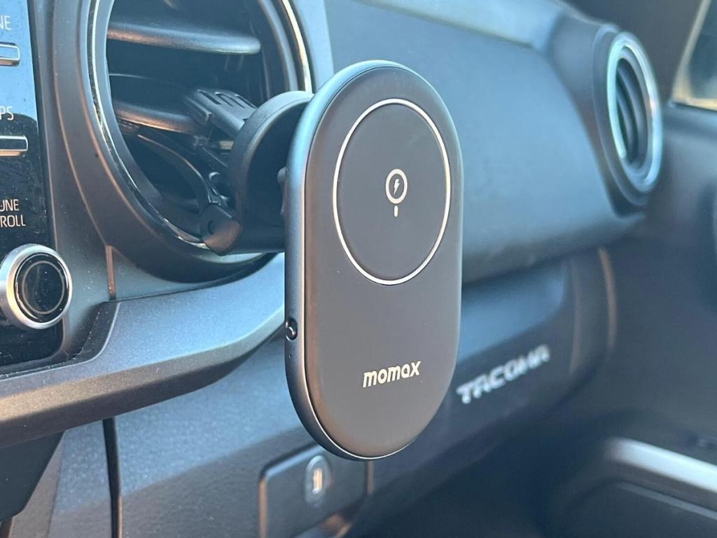 MOMAX Magnetic Wireless iPhone Car Charger